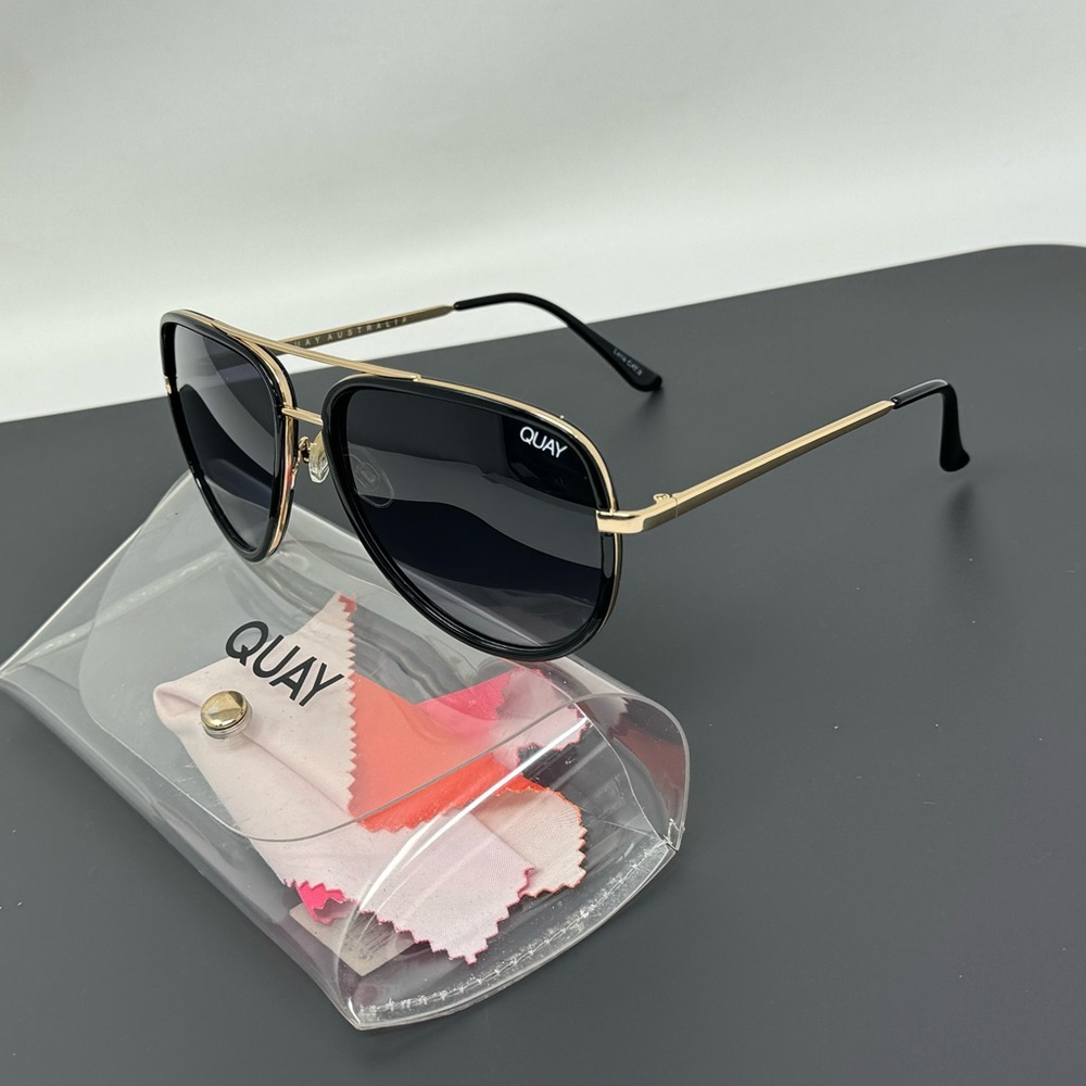 Quay sunglasses All 111 in black and gold aviator